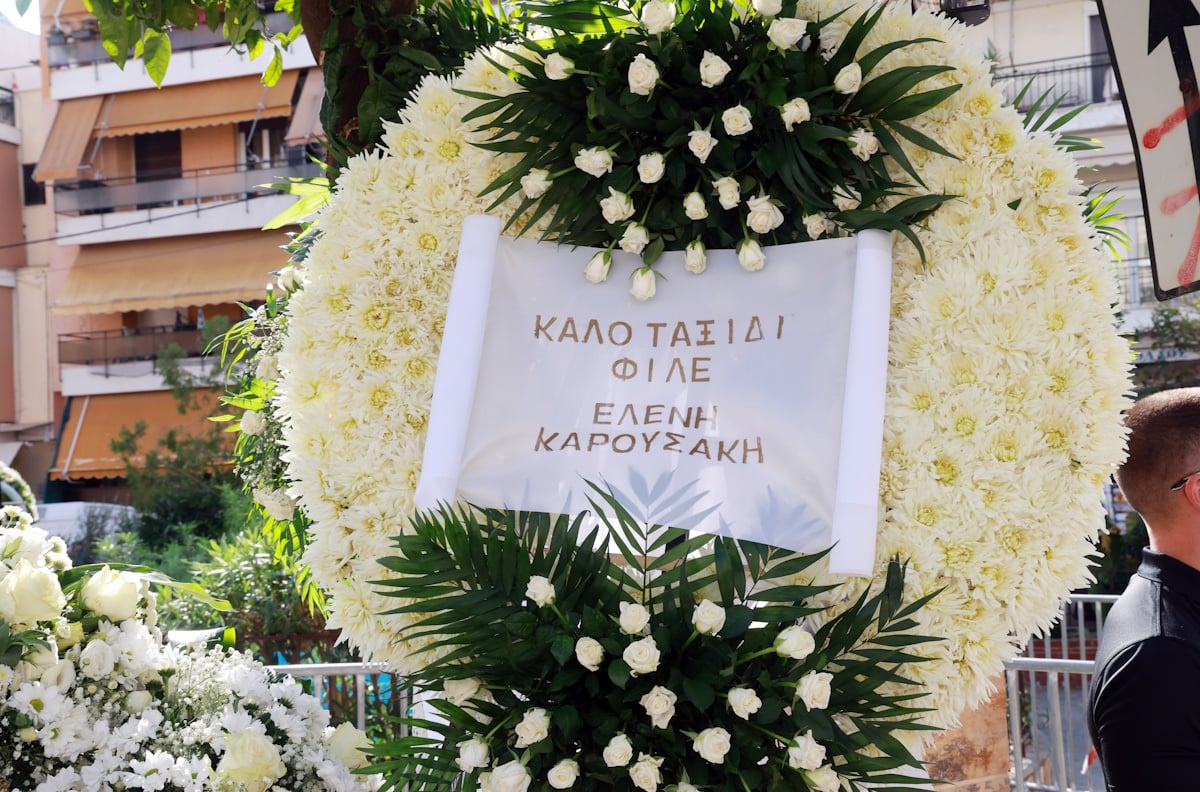 Κηδεία Γιώργου Μαζωνάκη: Συγκίνηση στο τελευταίο αντίο στο «παιδί της νύχτας»