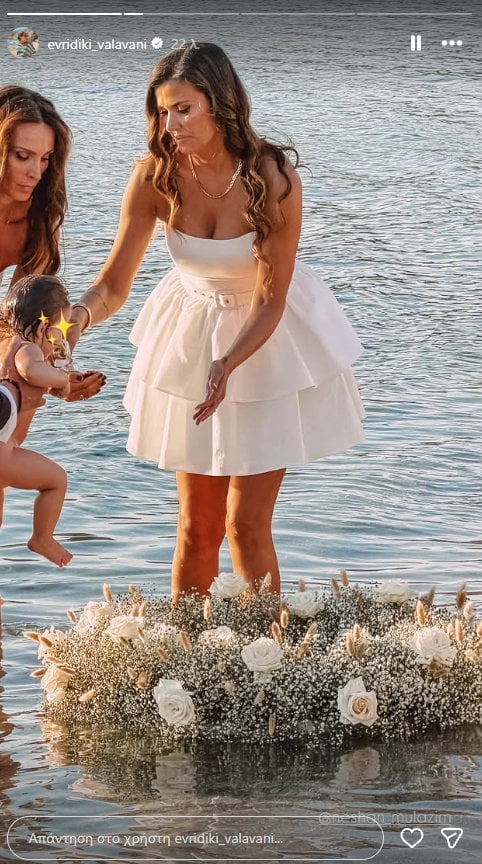 Νεσχάν Μουλαζίμ: Βάφτισε την 11 μηνών κόρη της στη θάλασσα, φωτογραφίες