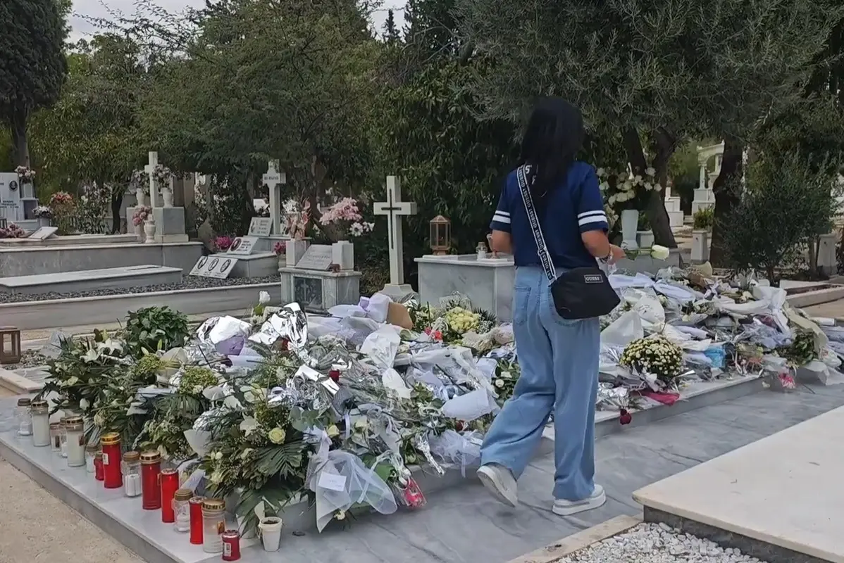 Βουβό προσκύνημα στον τάφο του Γιώργου Μαζωνάκη στο Γ’ Κοιμητήριο – Λουλούδια, σημειώματα και τραγούδια του