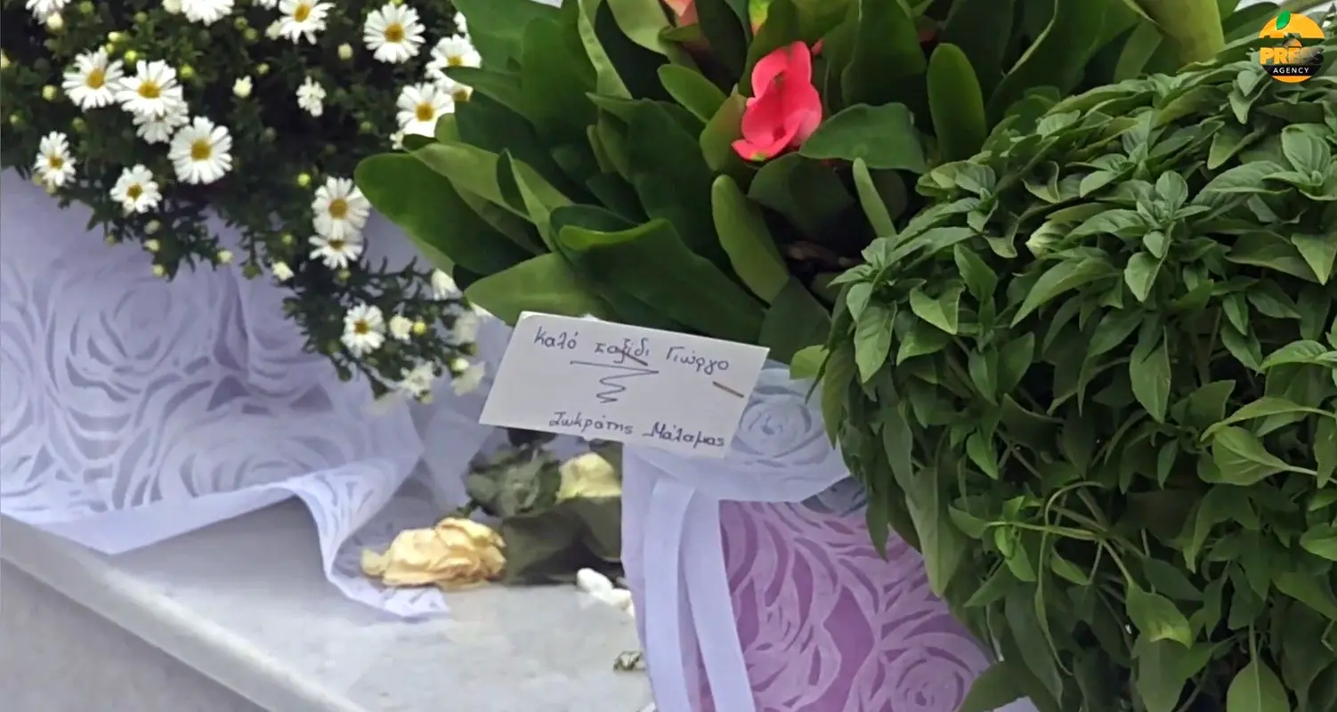 Βουβό προσκύνημα στον τάφο του Γιώργου Μαζωνάκη – Λουλούδια, σημειώματα και τραγούδια του στο Γ’ Κοιμητήριο