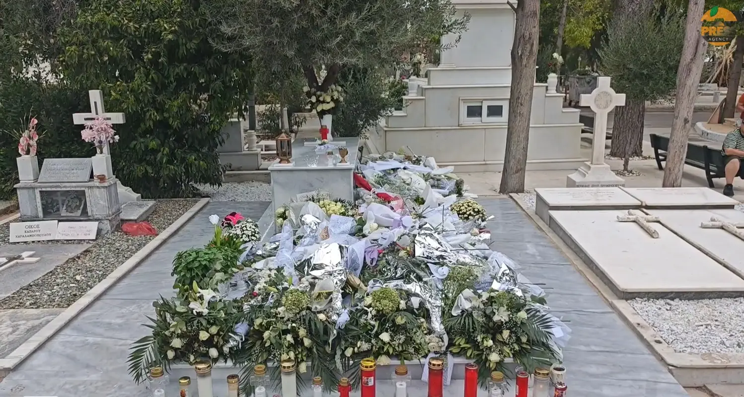 Βουβό προσκύνημα στον τάφο του Γιώργου Μαζωνάκη στο Γ’ Κοιμητήριο – Λουλούδια, σημειώματα και τραγούδια του