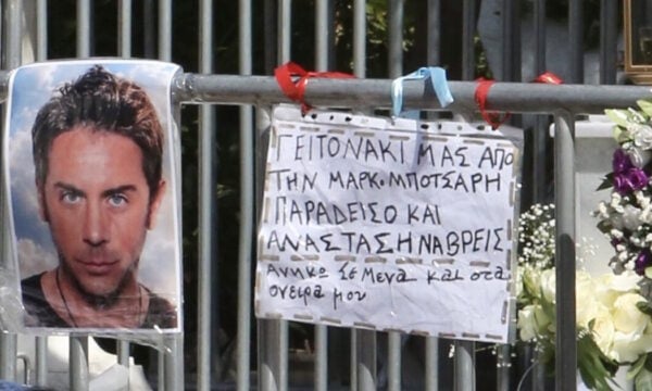 Γιώργος Μαζωνάκης: Τρισάγιο στη μνήμη του στο Γ’ Νεκροταφείο – Λουλούδια, κεριά και κόσμος στο μνήμα του