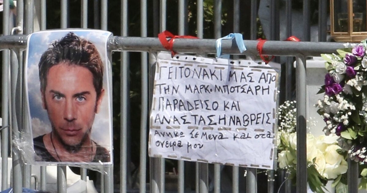 Γιώργος Μαζωνάκης: Τρισάγιο στη μνήμη του στο Γ’ Νεκροταφείο – Λουλούδια, κεριά και κόσμος στο μνήμα του