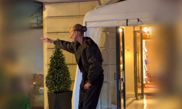 Σελίν Ντιόν: Ανέβηκε ξυπόλυτη στο καπό αυτοκινήτου και χόρεψε με τους θαυμαστές της στο Παρίσι
