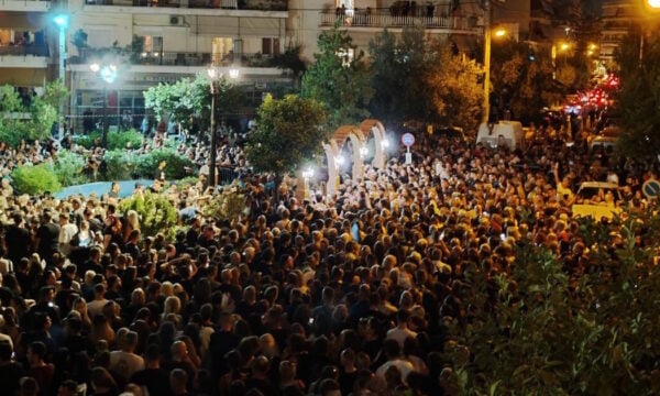 Γιώργος Μαζωνάκης: Λαοθάλασσα στον Ιερό Ναό Αγίας Τριάδος – «Θέλω να γυρίσω στα παλιά» τραγουδούν
