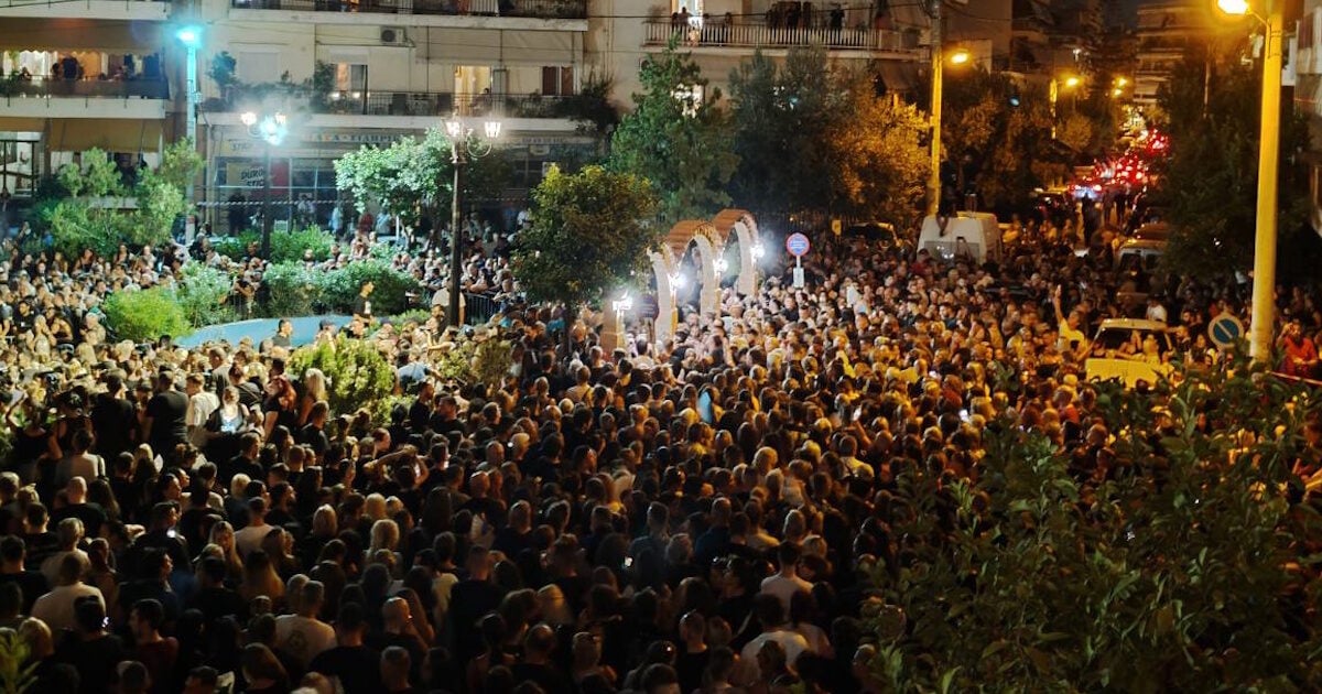 Γιώργος Μαζωνάκης: Λαοθάλασσα στον Ιερό Ναό Αγίας Τριάδος – «Θέλω να γυρίσω στα παλιά» τραγουδούν