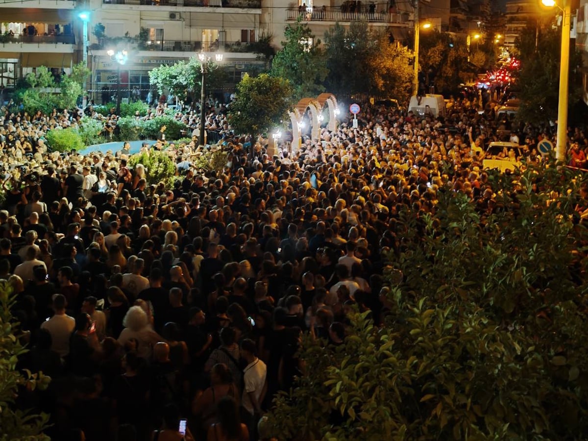 Γιώργος Μαζωνάκης: Χιλιάδες άνθρωποι έγιναν μια φωνή στην παλιά του γειτονιά – Στις 13.00 η εξόδιος ακολουθία