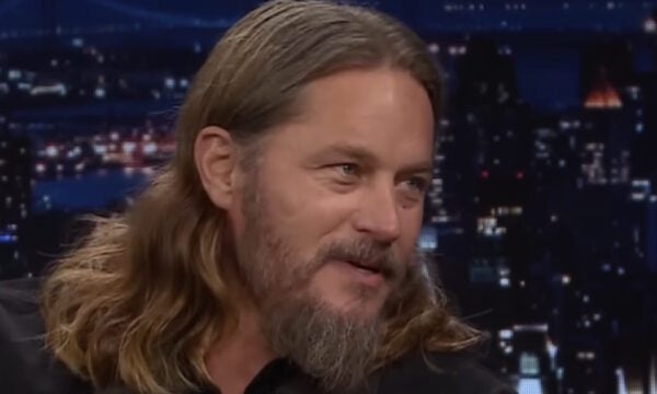 Τράβις Φίμελ: Ο «Ράγκναρ» των Vikings απολαμβάνει τις διακοπές του στη Μύκονο – Η παρουσία του στην Paradise