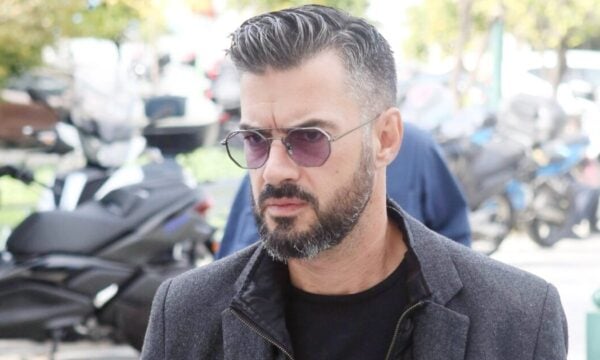 Γιάννης Τσιμιτσέλης: «Ως πατέρας είμαι όσο καλύτερος μπορώ» – Η ζωή μακριά από την Αθήνα και η μητέρα του