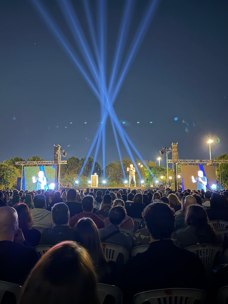 Αλέξανδρος Τσουβέλας: Φαίη Σκορδά, Κατερίνα Λιόλιου, Λένα Ζευγαρά και Βίκυ Κάβουρα στη sold out παράστασή του