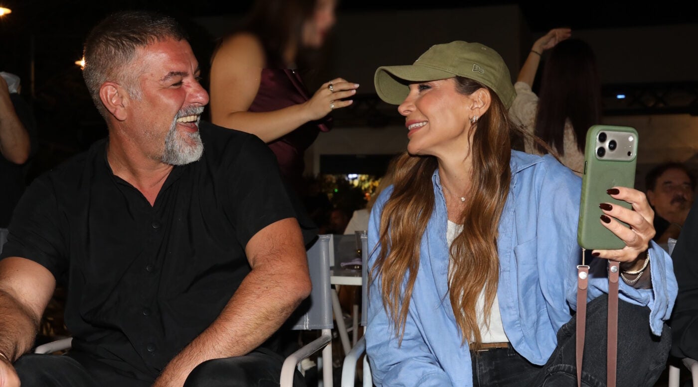Δέσποινα Βανδή: Στο πλευρό του Βασίλη Μπισμπίκη στην πρώτη προβολή της σειράς του MEGA «Δυο Μαύρα Πουκάμισα»
