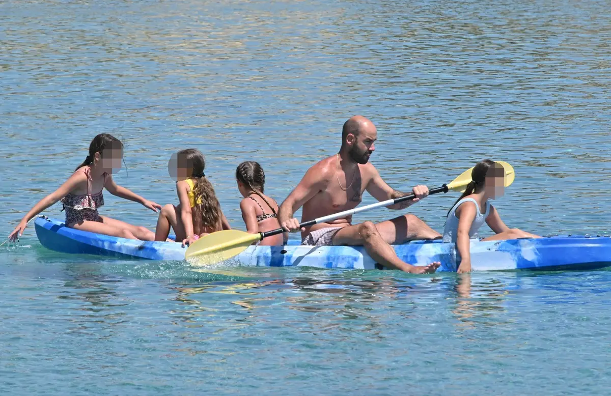 Ο Βασίλης Σπανούλης με τα παιδιά του στη θάλασσα