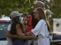 Βάσω Μαζωνάκη: Συντετριμμένη η αδελφή του Γιώργου Μαζωνάκη έξω από το νοσοκομείο
