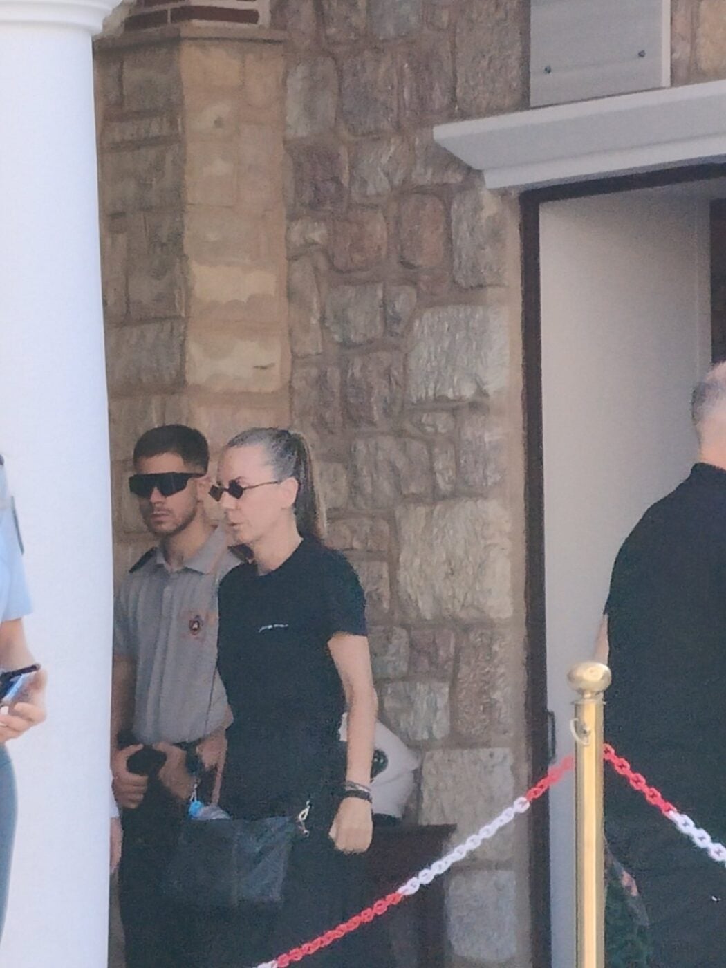 Γιώργος Μαζωνάκης: Η Βάσω Μαζωνάκη έξω από τον Ιερό Ναό Αγίας Τριάδας στη Νίκαια