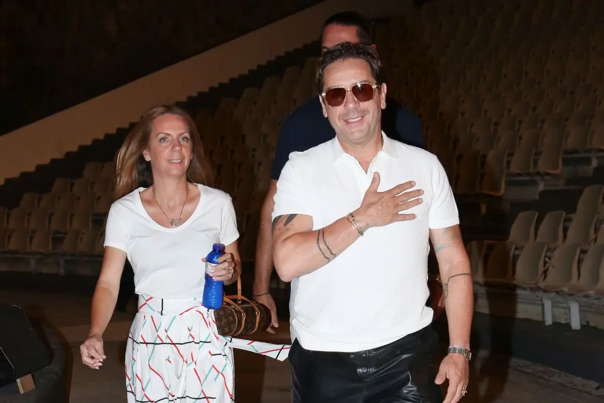 Γιώργος Μαζωνάκης: Η Βάσω ανέβηκε στη σκηνή και τα δύο αδέλφια χόρεψαν αγκαλιά
