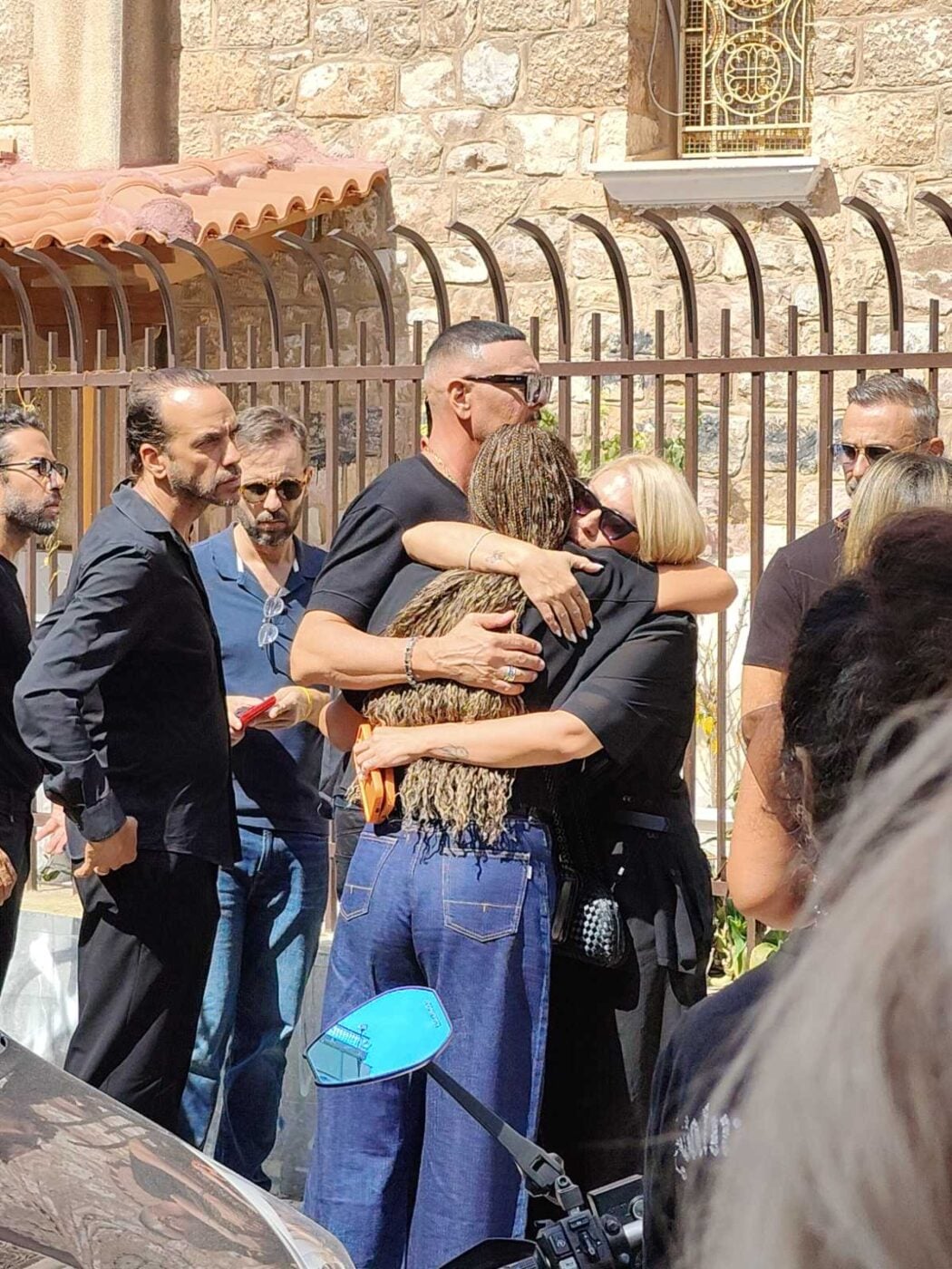 Κηδεία Μαζωνάκη: Δακρυσμένος ο Χρήστος Μάστορας, η Έλενα Παπαρίζου, ο Πάνος Μουζουράκης και ο Γιώργος Καπουτζίδης στη Νίκαια
