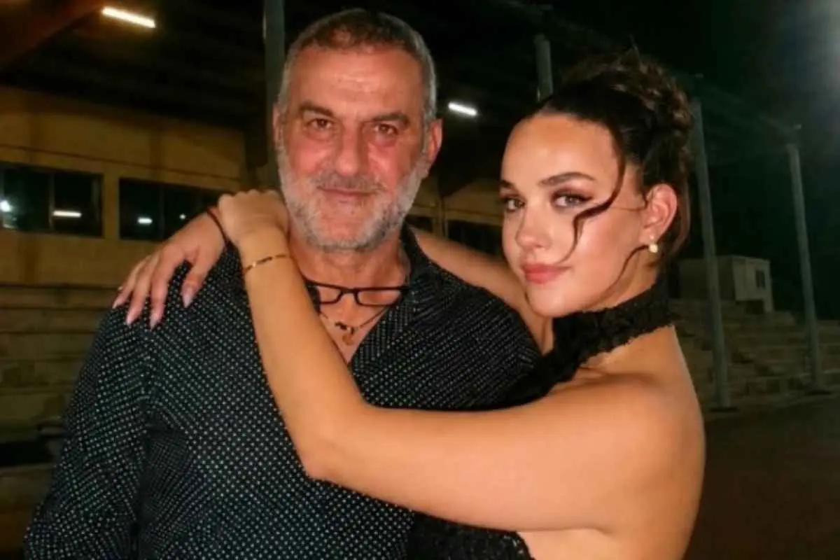 Βικτώρια Δέλλα: Οι νέες σέλφι ανέδειξαν την ομοιότητα με την αείμνηστη μητέρα της – «Η Γωγώ Μαστροκώστα μελαχρινή»