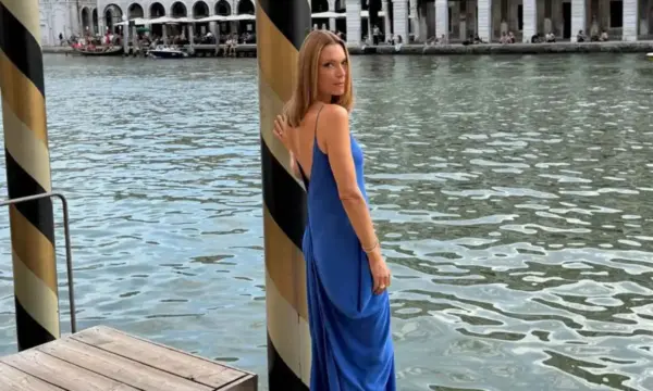 Βίκυ Καγιά: Με αέρινο φόρεμα στα κανάλια της Βενετίας – Ποια ηθοποιό συνάντησε