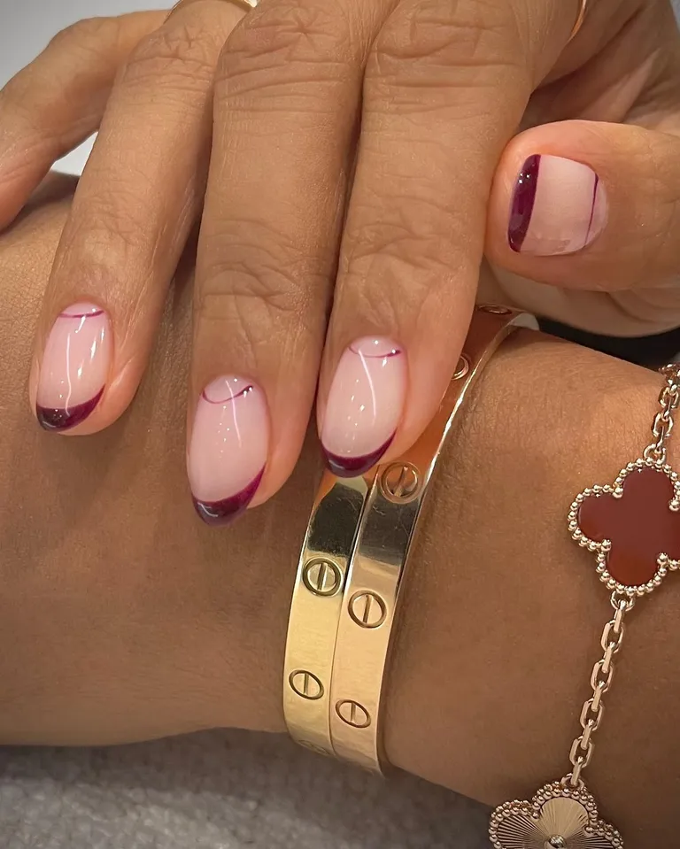 Burgundy nails: Η chic απόχρωση που θα λατρέψεις για το μανικιούρ του Οκτωβρίου