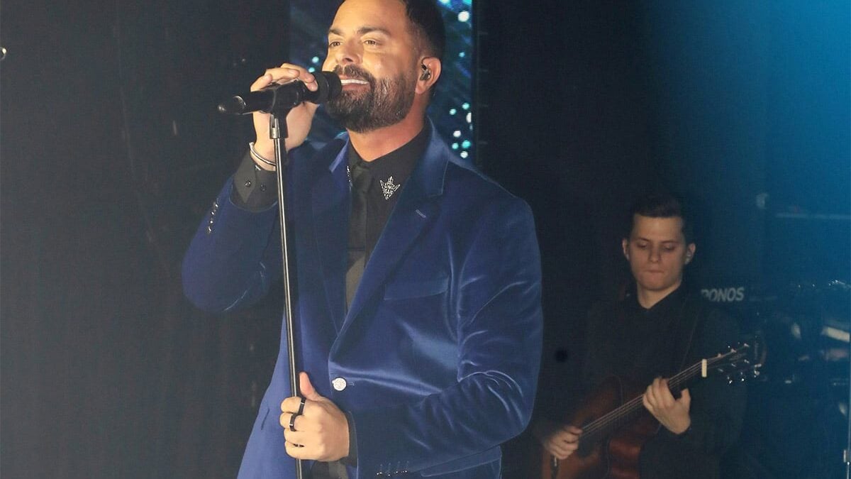 Ηλία Βρεττό: Η εντυπωσιακή τούρτα και η αποκάλυψη της ηλικίας του στα γενέθλια του