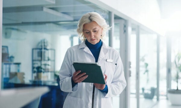 ΠΟΥ: Οι γυναίκες στην υγεία κερδίζουν 28% λιγότερα τον μήνα από τους άνδρες