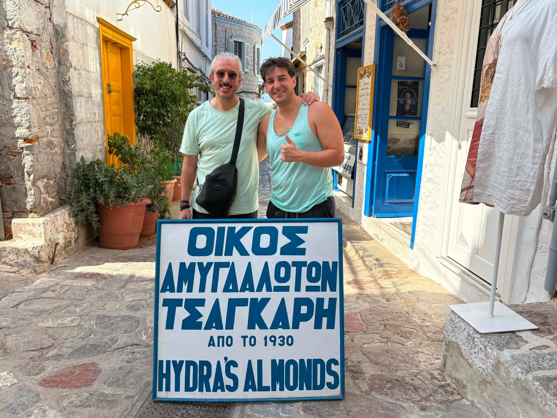Γιάννης Χαρούλης: Τι έκανε στα σοκάκια της Ύδρας πριν τη συναυλία του