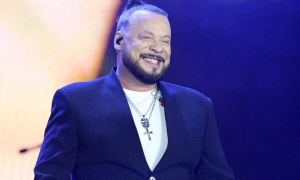 Χρήστος Δάντης: Φωτογραφία από τα ’90s με μακριά μαλλιά και μαύρο σακάκι