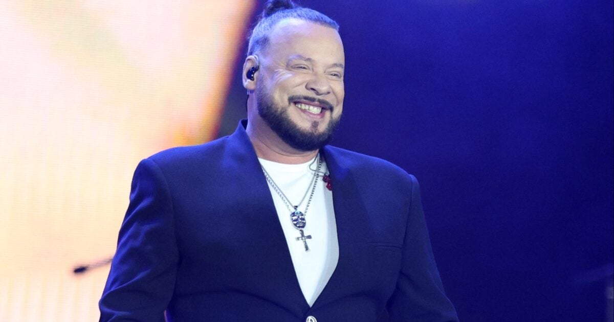 Χρήστος Δάντης: Φωτογραφία από τα ’90s με μακριά μαλλιά και μαύρο σακάκι
