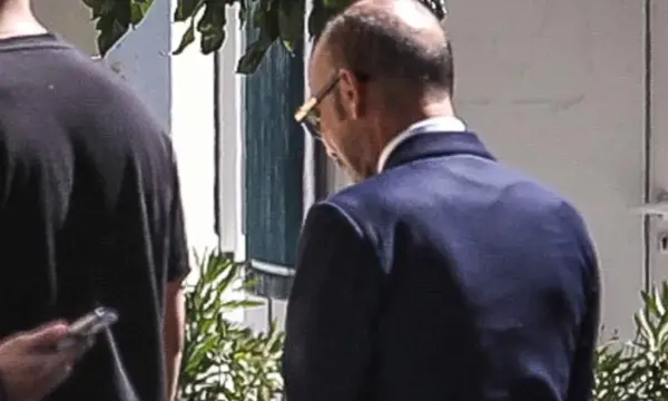 Υπόθεση Μαζωνάκη: Νέο βίντεο με τις κινήσεις του γιατρού στο Κολωνάκι ενώ ο τραγουδιστής βρισκόταν στο ιατρείο