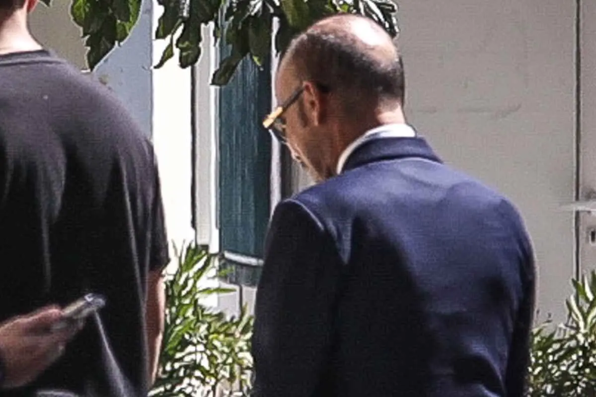 Υπόθεση Μαζωνάκη: Νέο βίντεο με τις κινήσεις του γιατρού στο Κολωνάκι ενώ ο τραγουδιστής βρισκόταν στο ιατρείο