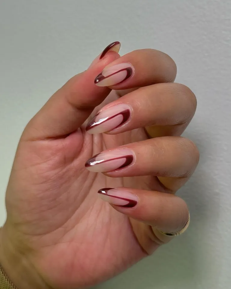 Burgundy nails: Η chic απόχρωση που θα λατρέψεις για το μανικιούρ του Οκτωβρίου