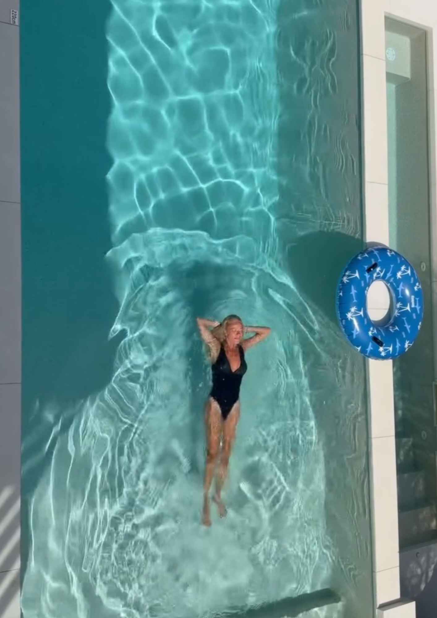 Ζέτα Μακρυπούλια: Με ολόσωμο μαύρο μαγιό στην πισίνα, οι βουτιές συνεχίζονται