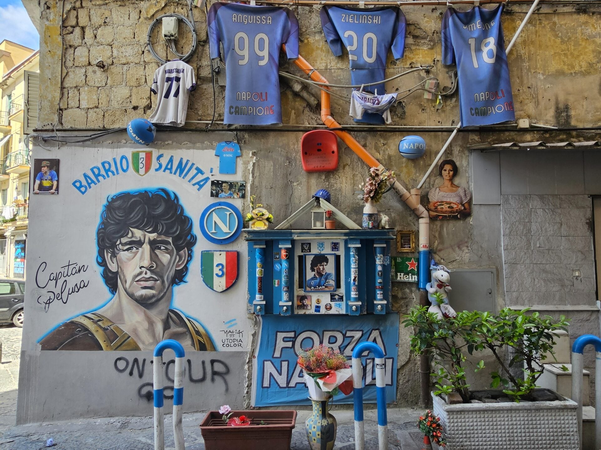Νάπολη: Οδοιπορικό στην πόλη της Madonna, του Maradona και της καθημερινής τρέλας