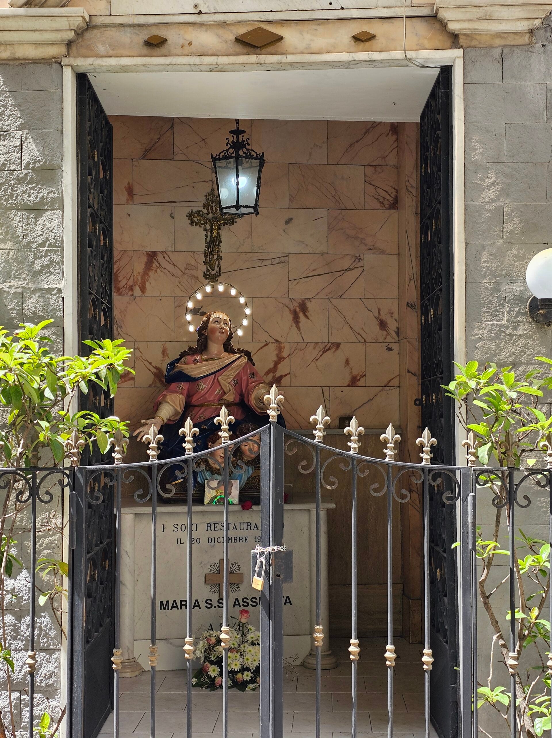 Νάπολη: Οδοιπορικό στην πόλη της Madonna, του Maradona και της καθημερινής τρέλας