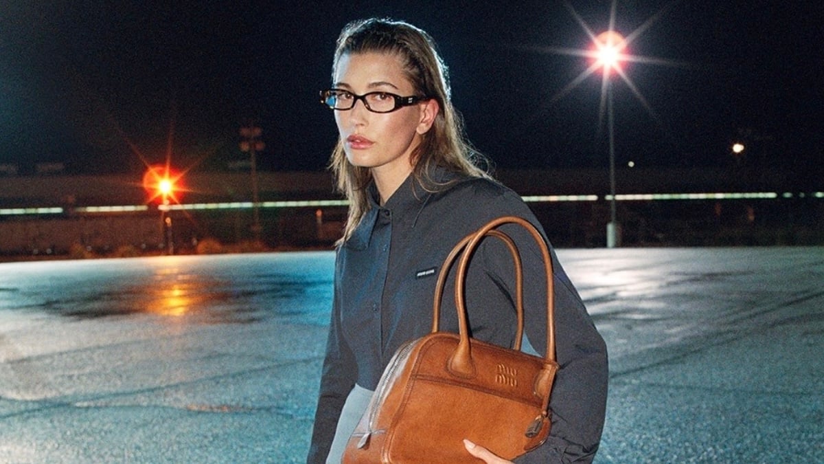 Χέιλι Μπίμπερ και Miu Miu: Το όραμα της Miuccia Prada για το brand και τη χειμερινή συλλογή 2026-27