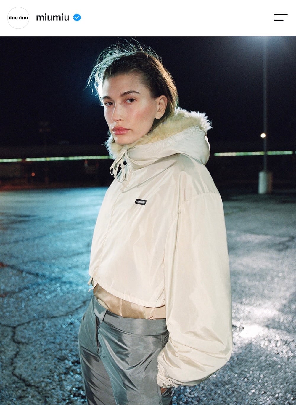 Χέιλι Μπίμπερ και Miu Miu: Το όραμα της Miuccia Prada για το brand και τη χειμερινή συλλογή 2026-27