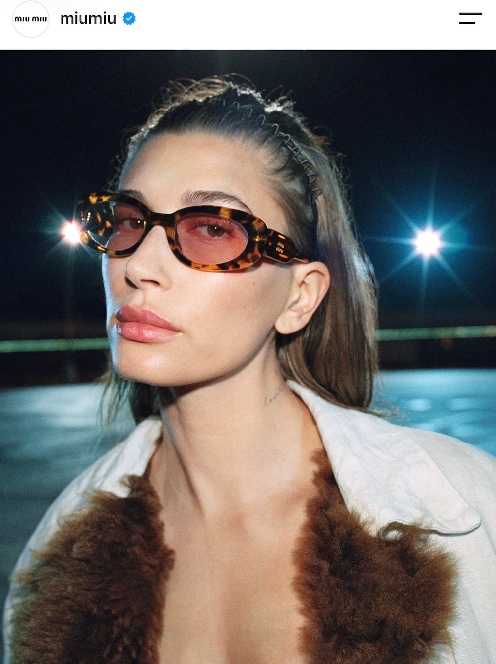 Χέιλι Μπίμπερ και Miu Miu: Το όραμα της Miuccia Prada για το brand και τη χειμερινή συλλογή 2026-27