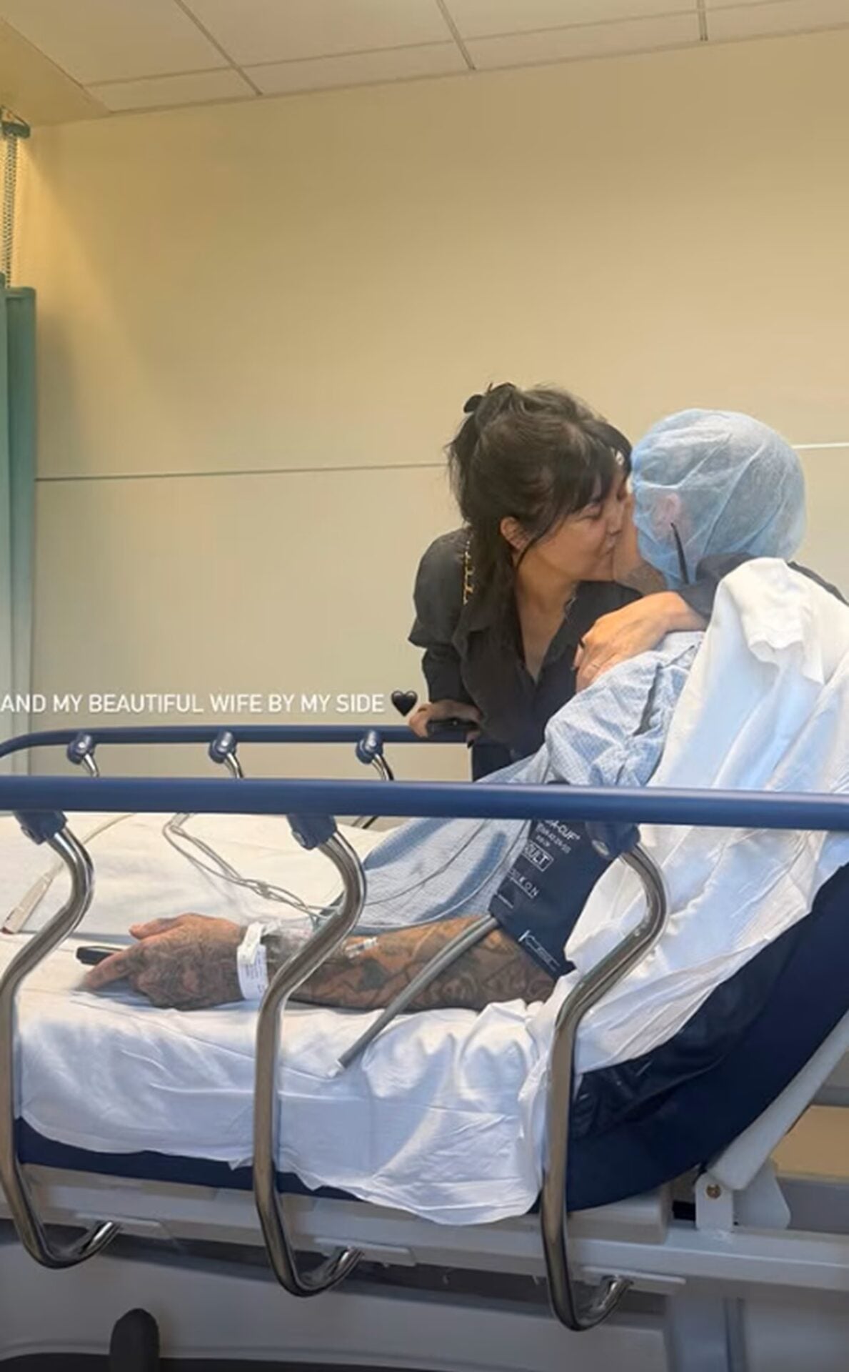 Ο Τράβις Μπάρκερ βρέθηκε στο νοσοκομείο – Ανησυχία από τη φωτογραφία με την Κόρτνεϊ Καρντάσιαν