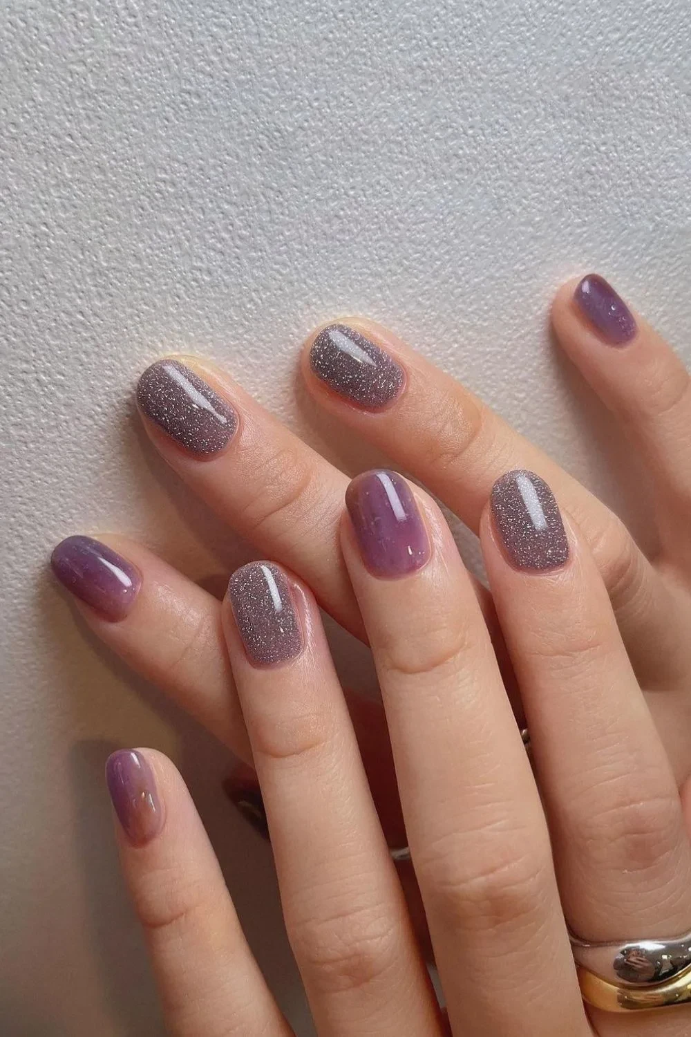 Short velvet nails: Είναι η πιο πολυτελής τάση στο μανικιούρ του χειμώνα