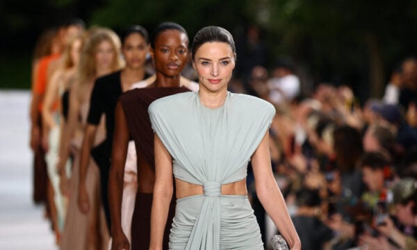 Miranda Kerr: Επέστρεψε στο catwalk έπειτα από 9 χρόνια στο ocean-inspired show της Stella McCartney με τη βιωσιμότητα στο επίκεντρο