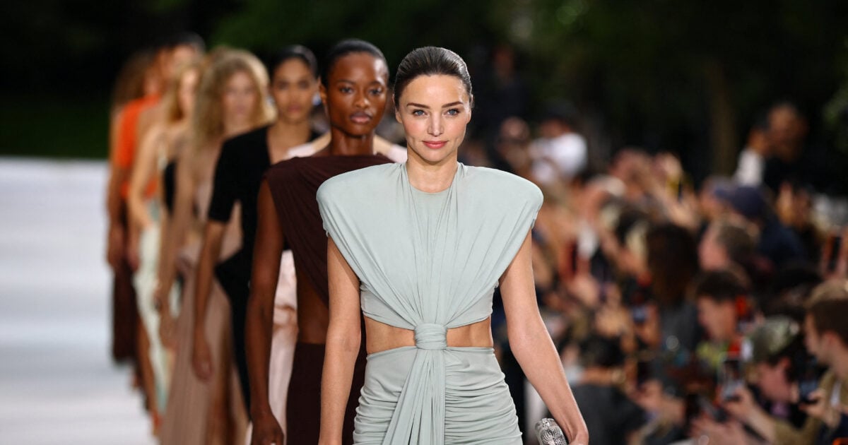 Miranda Kerr: Επέστρεψε στο catwalk έπειτα από 9 χρόνια στο ocean-inspired show της Stella McCartney με τη βιωσιμότητα στο επίκεντρο