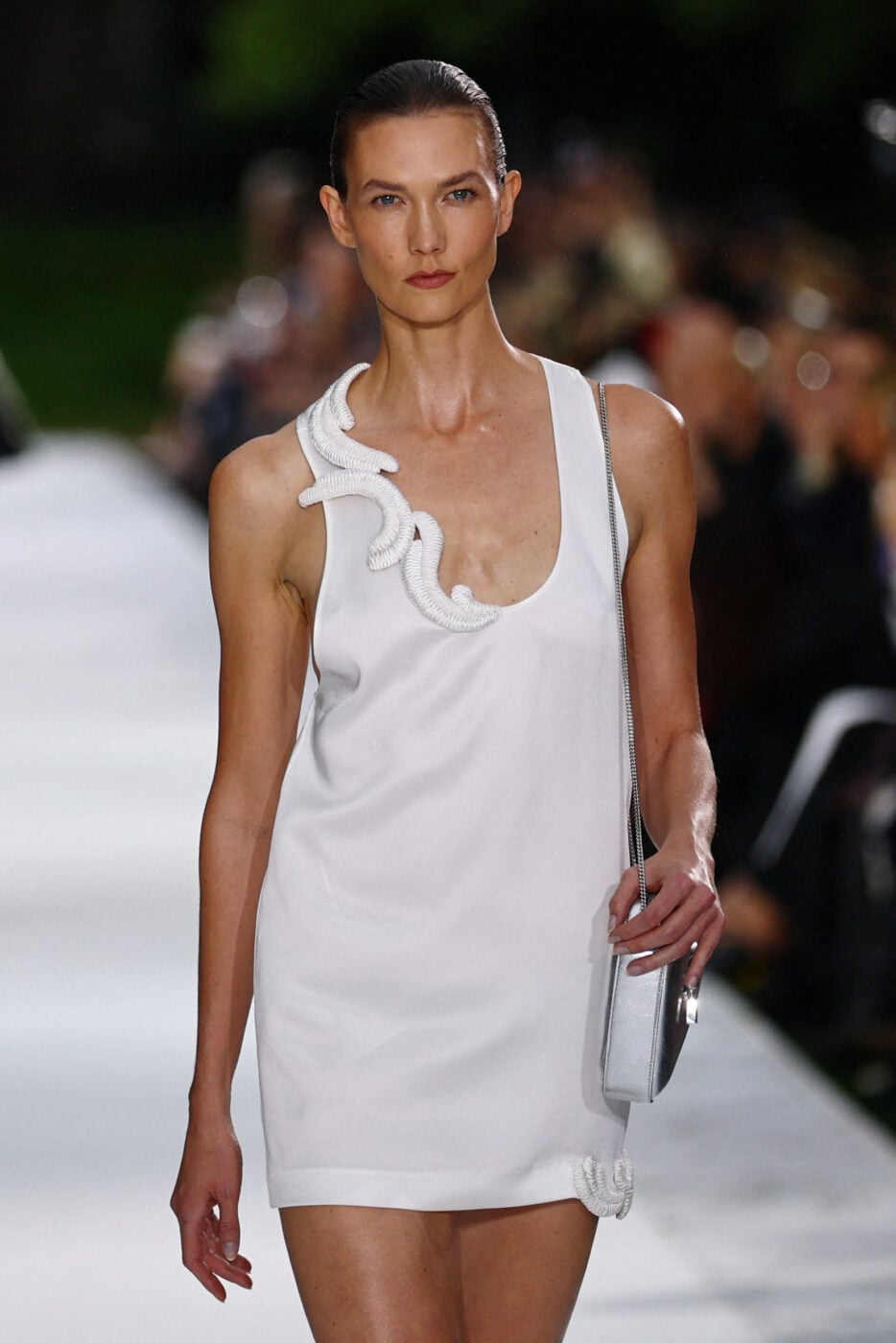 Miranda Kerr: Επέστρεψε στο catwalk έπειτα από 9 χρόνια στο ocean-inspired show της Stella McCartney με τη βιωσιμότητα στο επίκεντρο