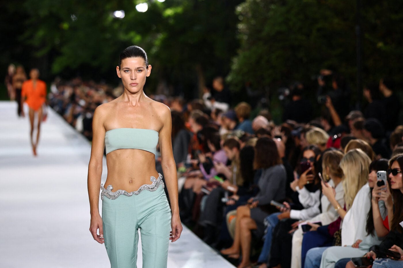 Miranda Kerr: Επέστρεψε στο catwalk έπειτα από 9 χρόνια στο ocean-inspired show της Stella McCartney με τη βιωσιμότητα στο επίκεντρο