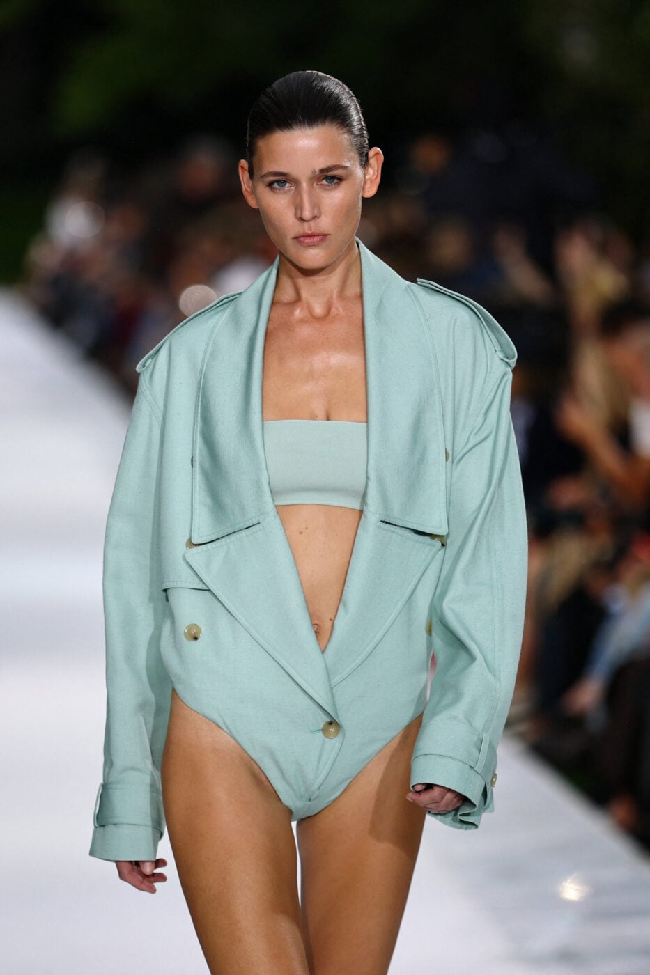 Miranda Kerr: Επέστρεψε στο catwalk έπειτα από 9 χρόνια στο ocean-inspired show της Stella McCartney με τη βιωσιμότητα στο επίκεντρο