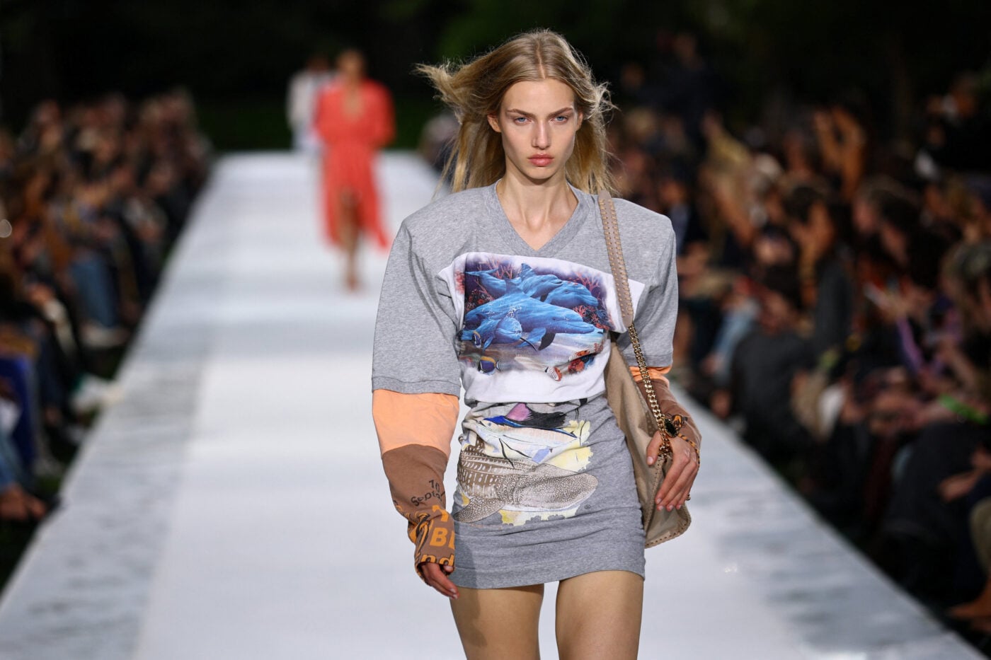 Miranda Kerr: Επέστρεψε στο catwalk έπειτα από 9 χρόνια στο ocean-inspired show της Stella McCartney με τη βιωσιμότητα στο επίκεντρο