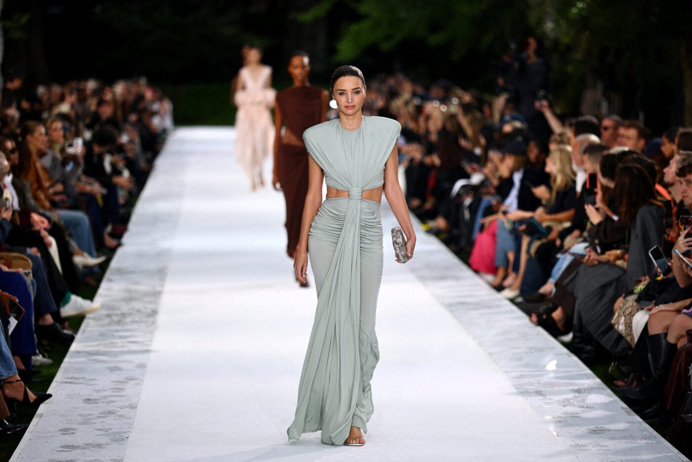 Miranda Kerr: Επέστρεψε στο catwalk έπειτα από 9 χρόνια στο ocean-inspired show της Stella McCartney με τη βιωσιμότητα στο επίκεντρο
