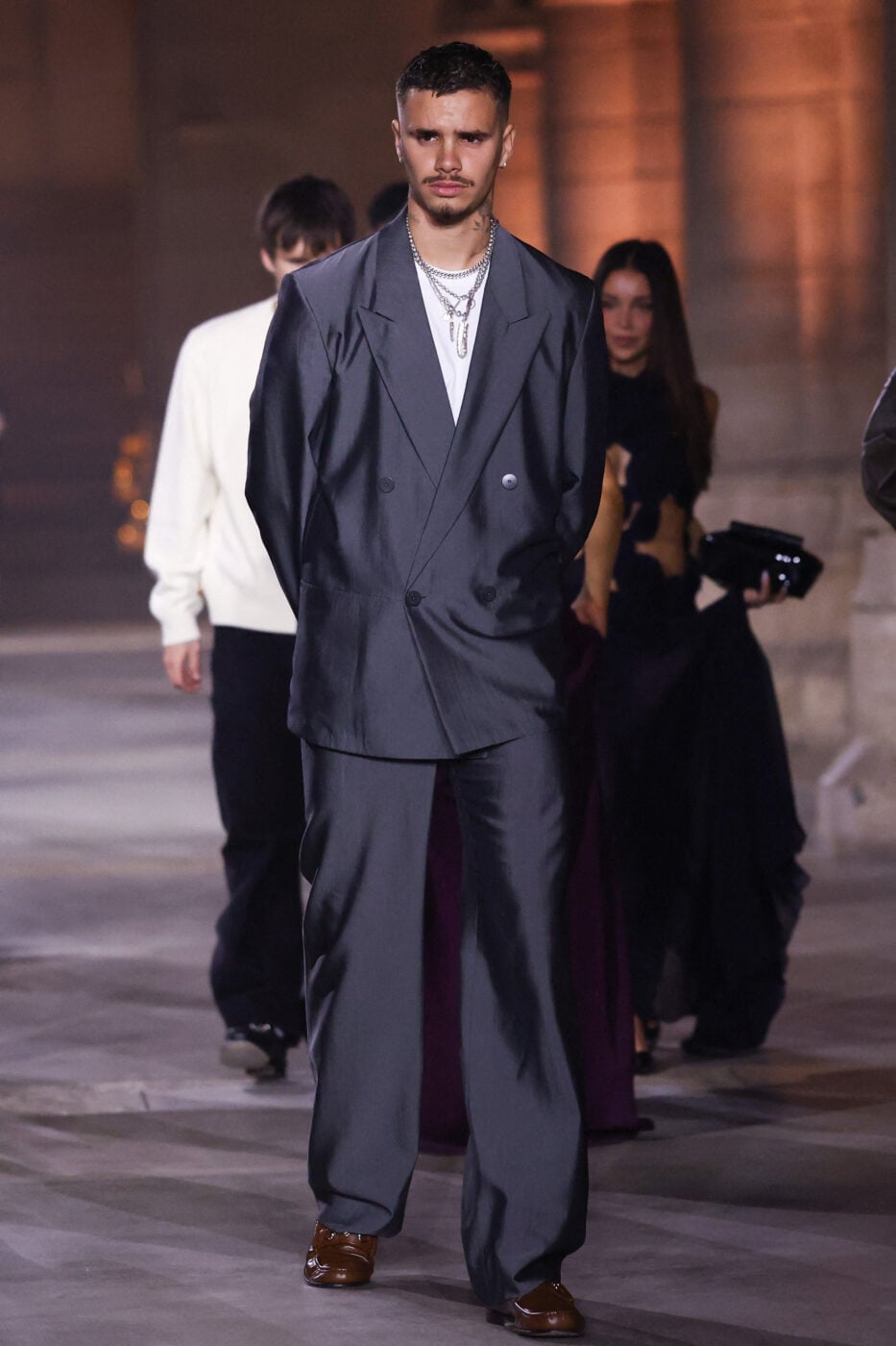 Victoria Beckham SS27: Παρουσίασε μία sporty συλλογή με φίνα στοιχεία και όλη την οικογένεια στο front row