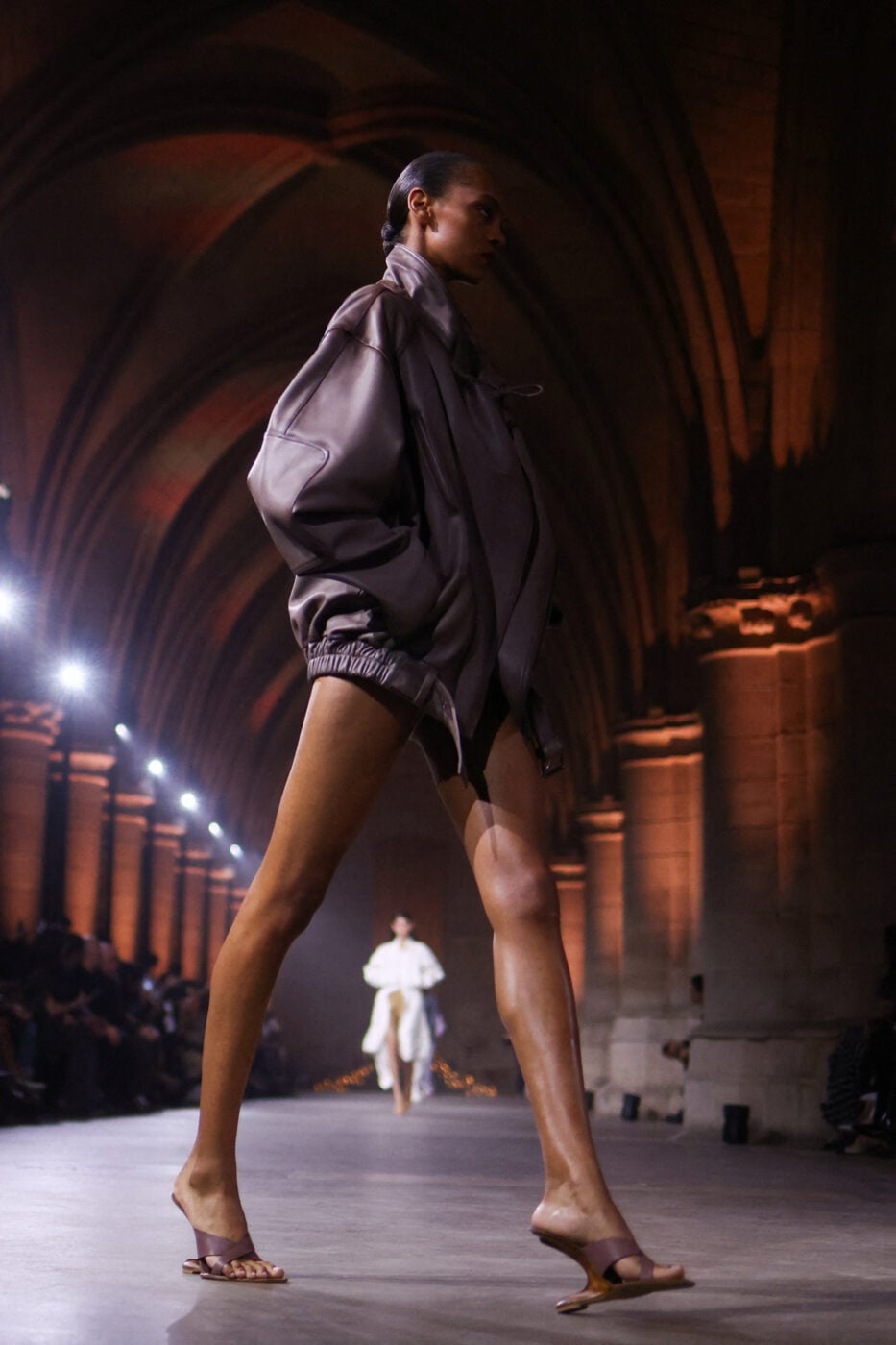 Victoria Beckham SS27: Παρουσίασε μία sporty συλλογή με φίνα στοιχεία και όλη την οικογένεια στο front row
