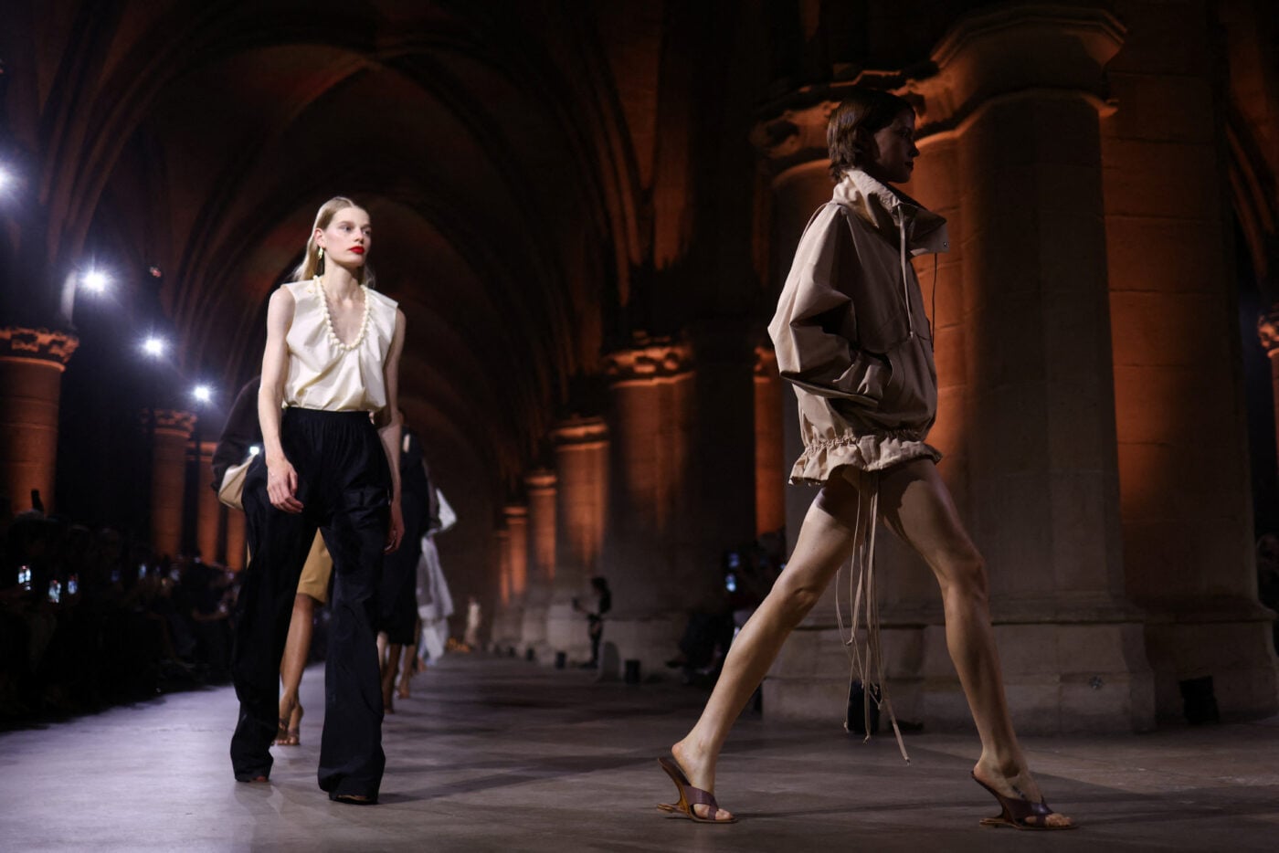 Victoria Beckham SS27: Παρουσίασε μία sporty συλλογή με φίνα στοιχεία και όλη την οικογένεια στο front row