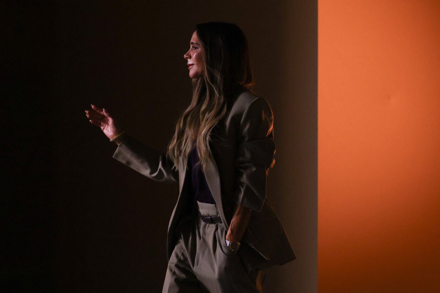 Victoria Beckham SS27: Παρουσίασε μία sporty συλλογή με φίνα στοιχεία και όλη την οικογένεια στο front row